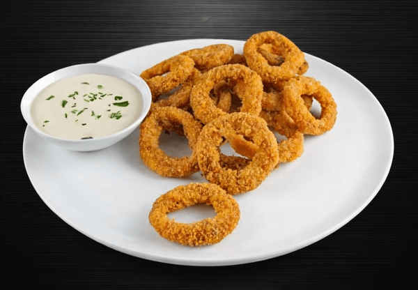 Inele de ceapă crocante cu sos la alegere
Aurii, ușor dulci, imposibil de împărțit.